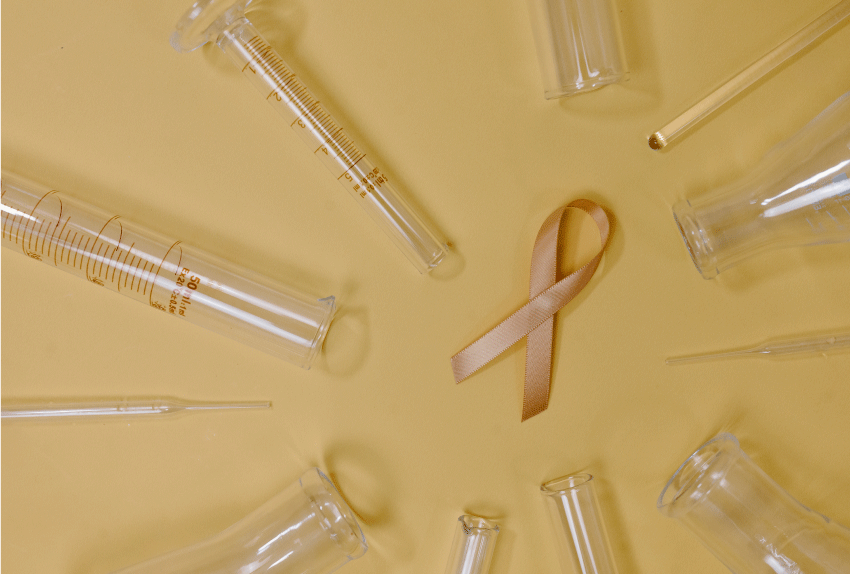 Cinta-que-representa-el-cáncer-de-mama-en-medio-de-tubos-de-ensayo